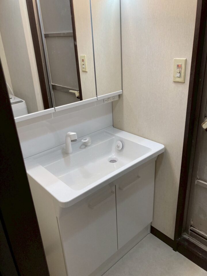 【東京都江東区 Y様邸】収納力と清掃性を兼ね備えた洗面台一式改修工事の画像